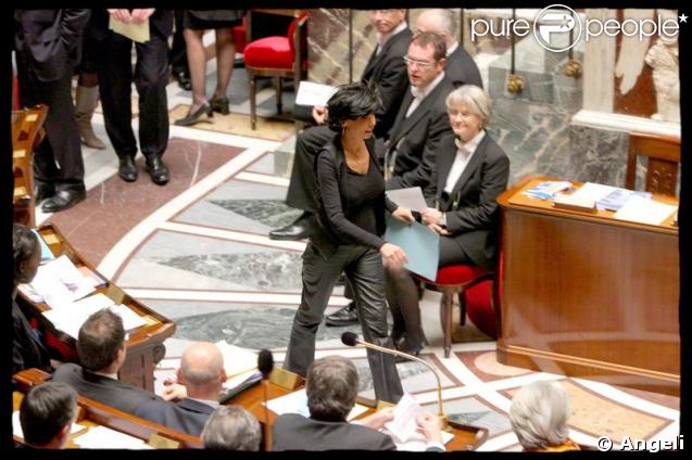 Rachida Dati en pantalon, toujours très classe avec son top noir et sa veste cintrée 