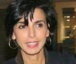 Rachida Dati a bien compris que le bleu marine et le noir n'étaient pas has-been ensemble ! Petite robe noire, escarpins pointus et longue veste marine, la ministre a tout bon ! 