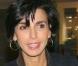 Rachida Dati a bien compris que le bleu marine et le noir n"étaient pas has-been ensemble ! Petite robe noire, escarpins pointus et longue veste marine, la ministre a tout bon ! 