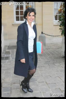 La jupe en jean, bottes et chemisier blanc, Rachida Dati opte pour un look chic et tendance