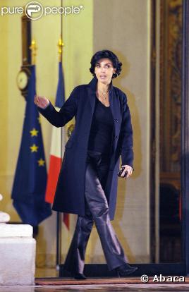 Quand elle sort le pantalon en cuir, c'est avec un petit top noir et un long manteau, bravo Mme Dati !