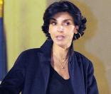 Quand elle sort le pantalon en cuir, c'est avec un petit top noir et un long manteau, bravo Mme Dati ! 