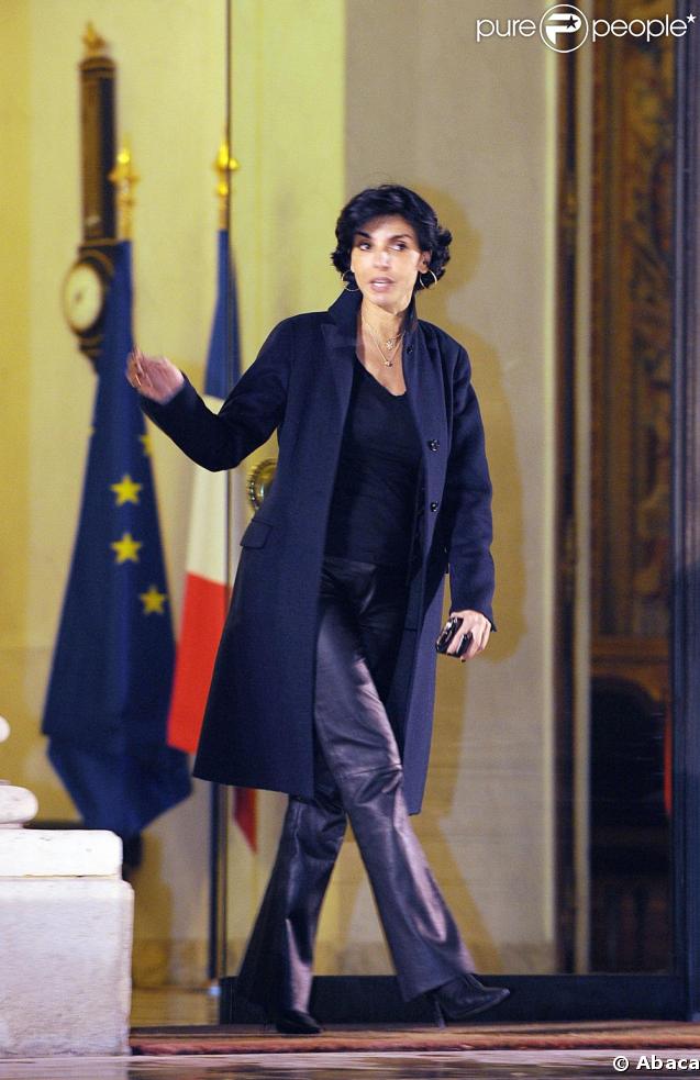 Quand elle sort le pantalon en cuir, c'est avec un petit top noir et un long manteau, bravo Mme Dati ! 