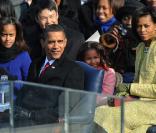 La famille de Barack Obama entoure le nouveau Président, hier à Washington 