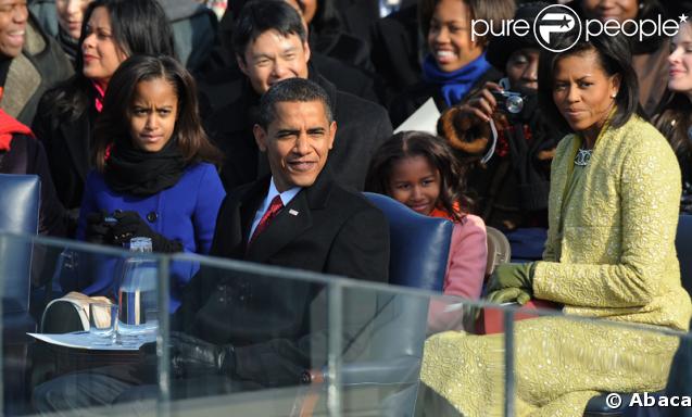 La famille de Barack Obama entoure le nouveau Président, hier à Washington 