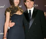 Frange et carrément plongeant, une coiffure au top sur Katie ! Tom a décidément bon goût ! (59ème Bambi Awards-  9 janvier 2007) 