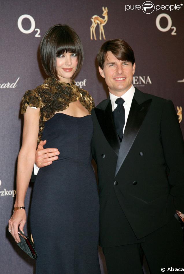 Frange et carrément plongeant, une coiffure au top sur Katie ! Tom a décidément bon goût ! (59ème Bambi Awards-  9 janvier 2007) 