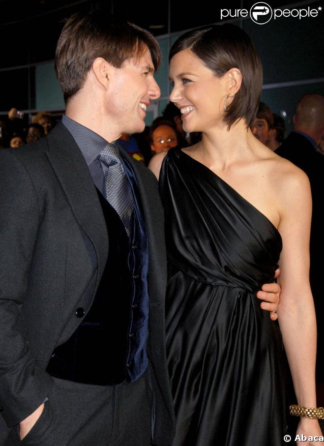 Carré parfaitement maîtrisé et robe asymétrique : Katie est particulièrement en beauté pour assister à cettte cérémonie au Musée du cinéma de NYC (6 novembre 2007) 