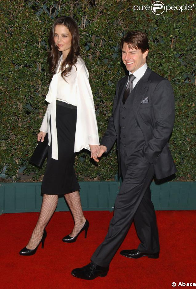 Cheveux longs, Katie ressemble à une maîtresse d'école qui emmène son élève ! Pourtant, ce soir là c'est Tom qui est à l'honneur lors d'un gala de la 20th Century Fox ( mars 2007 - LA) 