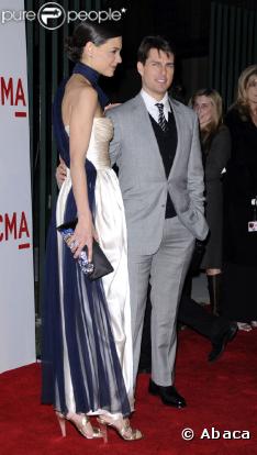 9 février 2008 : Katie opte pour le bleu et le blanc pour accompagner Tom à la cérémonie d'inauguration d'un musée à Los Angeles