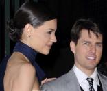 9 février 2008 : Katie opte pour le bleu et le blanc pour accompagner Tom à la cérémonie d'inauguration d'un musée à Los Angeles  