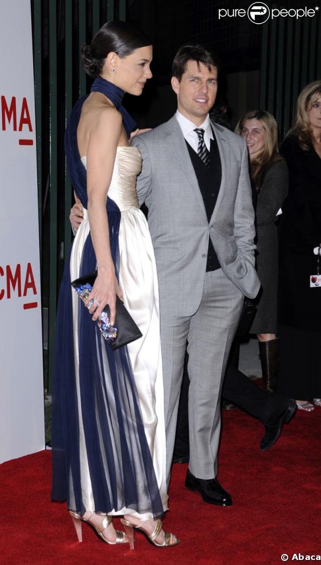 9 février 2008 : Katie opte pour le bleu et le blanc pour accompagner Tom à la cérémonie d'inauguration d'un musée à Los Angeles  