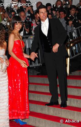 Katie ose la couleur pour un gala ! Robe rouge et chaussures bleues : on ne voyait qu'elle ! (New-York - 5 mai 2008)