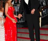 Katie ose la couleur pour un gala ! Robe rouge et chaussures bleues : on ne voyait qu'elle ! (New-York - 5 mai 2008) 