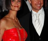 Katie a tout coordonné pour sa venue à un gala new-yorkais : maquillage savamment assorti à sa tenue flashy ! Tom est lui resté sobre (5 mai 2008) 