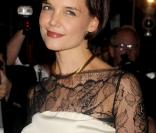Katie a opté pour le blanc pour sa Première à Broadway (octobre 2008) et est venue sans Tom 