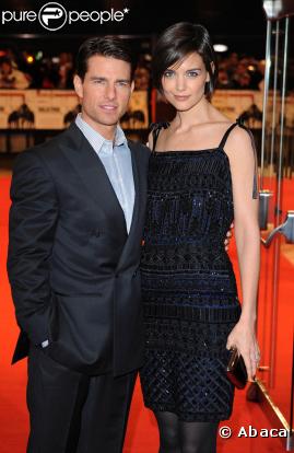 Katie dans sa magnifique robe noire accompagne son époux Tom à la Première de  Valkyrie  à Londres (21 janvier 2009)