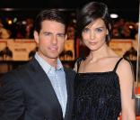 Katie dans sa magnifique robe noire accompagne son époux Tom à la Première de  Valkyrie  à Londres (21 janvier 2009) 
