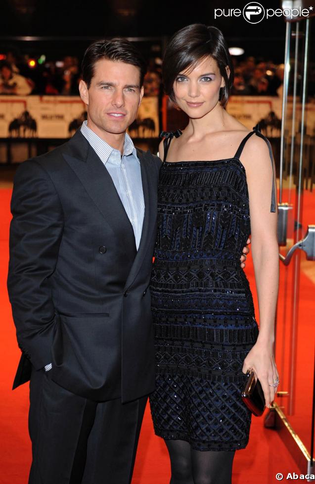 Katie dans sa magnifique robe noire accompagne son époux Tom à la Première de  Valkyrie  à Londres (21 janvier 2009) 