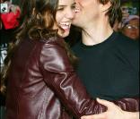 Katie et Tom sont comme deux ados : c'est beau l'amour ! (juin 2005 - Première de la guerre des Mondes) 