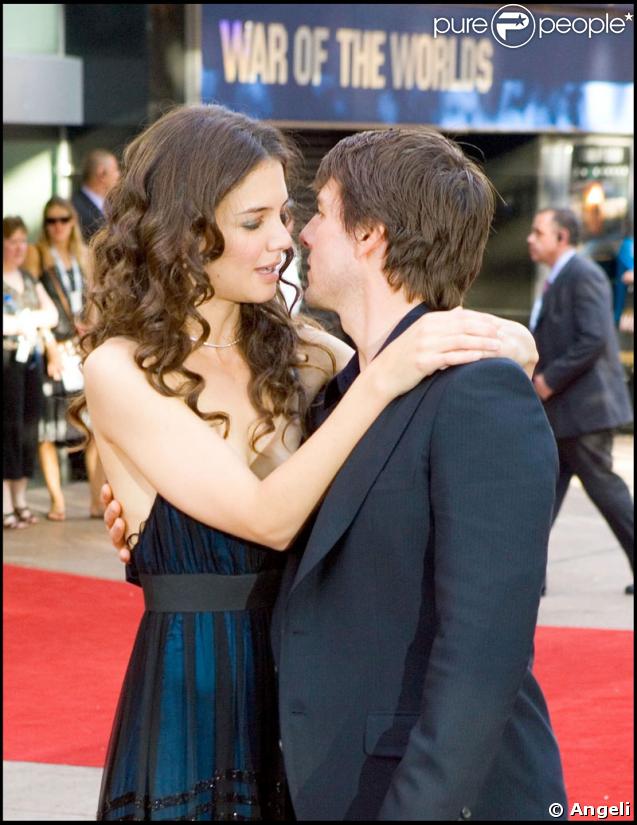 Le baiser ! Le baiser ! Le baiser ! Ne sont-ils pas trop mignons à la première de La guerre des Mondes ? (juin 2005) 