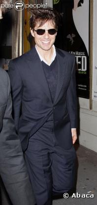 Tom Cruise à la Première de la pièce "All My Sons", la pièce que joue Katie à Broadway. Tom est venu seul, laissant l'artiste Katie se concentrer dans sa loge (16 octobre 2008)