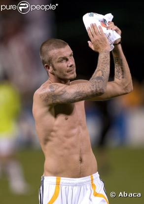 David Beckham après un match de son équipe des LA Galaxy : torse nu et tatoué, c'est peut-être comme cela qu'on le préfère ! Miam ! (9 août 2007)