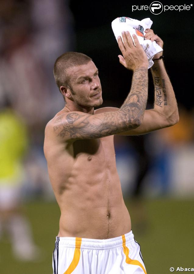 David Beckham après un match de son équipe des LA Galaxy : torse nu et tatoué, c'est peut-être comme cela qu'on le préfère ! Miam ! (9 août 2007) 
