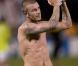 David Beckham après un match de son équipe des LA Galaxy : torse nu et tatoué, c'est peut-être comme cela qu'on le préfère ! Miam ! (9 août 2007) 