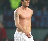 David Beckham a l'habitude de se déshabiller après un match : on dit banco ! A l'époque il avait moins de tatouages qu'aujourd'hui...  (match du Real- 1er avril 2006) 