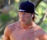 David Beckham en pleine séance de jogging. Torse imberbe et style épuré... (juillet 2003) 