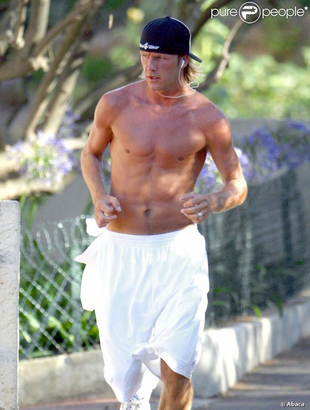 David Beckham en pleine séance de jogging. Torse imberbe et style épuré... (juillet 2003) 