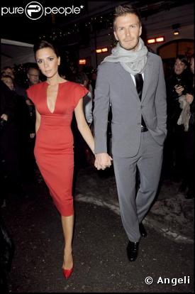 David est devenu accro au look dandy et ne quitte plus ses costumes. Tout de gris vêtu à la soirée de Vogue à Milan. Un petit sourire et ce serait vraiment parfait...(janvier 2009)