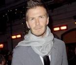 David est devenu accro au look dandy et ne quitte plus ses costumes. Tout de gris vêtu à la soirée de Vogue à Milan. Un petit sourire et ce serait vraiment parfait...(janvier 2009)<br />