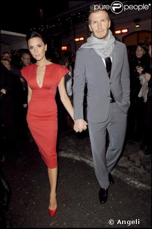 David est devenu accro au look dandy et ne quitte plus ses costumes. Tout de gris vêtu à la soirée de Vogue à Milan. Un petit sourire et ce serait vraiment parfait...(janvier 2009) 