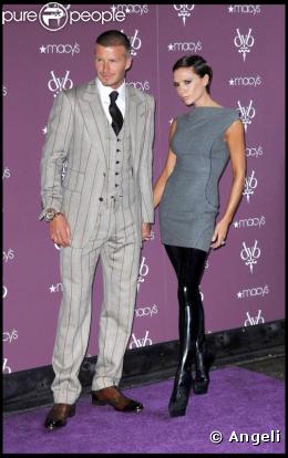 David et Vicky au Macy's de NYC pour le lancement d'un parfum. Elégant comme d'habitude, il nous fait fondre dans son costume rayé absolument par-fait !  (septembre 2008)