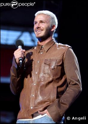 David au stade Wembley en juillet 2007. Cheveux très blonds et veste en cuir, il ne quitte pas son jean