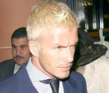 Aaargh ! Les cheveux blonds platine ne lui vont pas du tout ! Heureusement que son costume bleu ajoute une note d'élégance au tout ! (mai 2007) 