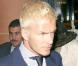Aaargh ! Les cheveux blonds platine ne lui vont pas du tout ! Heureusement que son costume bleu ajoute une note d'élégance au tout ! (mai 2007) 