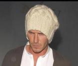 David, en négligé, reste sexy ! Même avec son bonnet, on l'a reconnu et une furieuse envie de détester sa femme nous envahit ! (Londres-mars 2007) 
