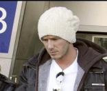 David et Vicky à l'aéroport de Nice pour un congé. Habillé n'importe comment, il passe inaperçu, pas de doute ! (février 2007) 