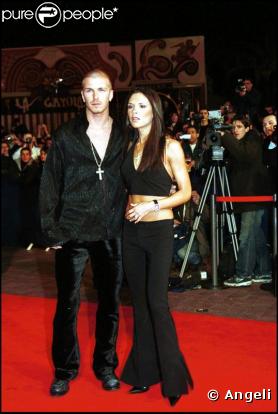 Le couple sait déterminer "the place to be". Raison pour laquelle ils se sont déplacés aux NRJ Music Awards de 2001. Total noir, David s'est même laissé aller avec une croix ! Un "revival" de la Madonna des années 80 ou juste un délire gothique ?<br