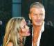 David et Vicky à une soirée de Londres.  Jean, et veste noir pour lui : le look simple mais qui fait toujours son effet. Et pour en rajouter au style, David n'a pas oublié la chemise TRES décolletée. (août 2004) 