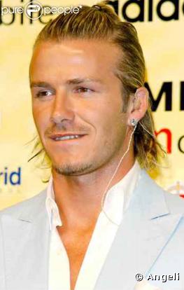 David à son arrivée au Real de Madrid en juillet 2003 : look de surfeur australien et cheveux blonds et longs attachés. Oui, mais ce n'est pas l'Australie, c'est juste l'Espagne...