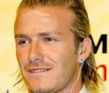 David à son arrivée au Real de Madrid en juillet 2003 : look de surfeur australien et cheveux blonds et longs attachés. Oui, mais ce n'est pas l'Australie, c'est juste l'Espagne... 