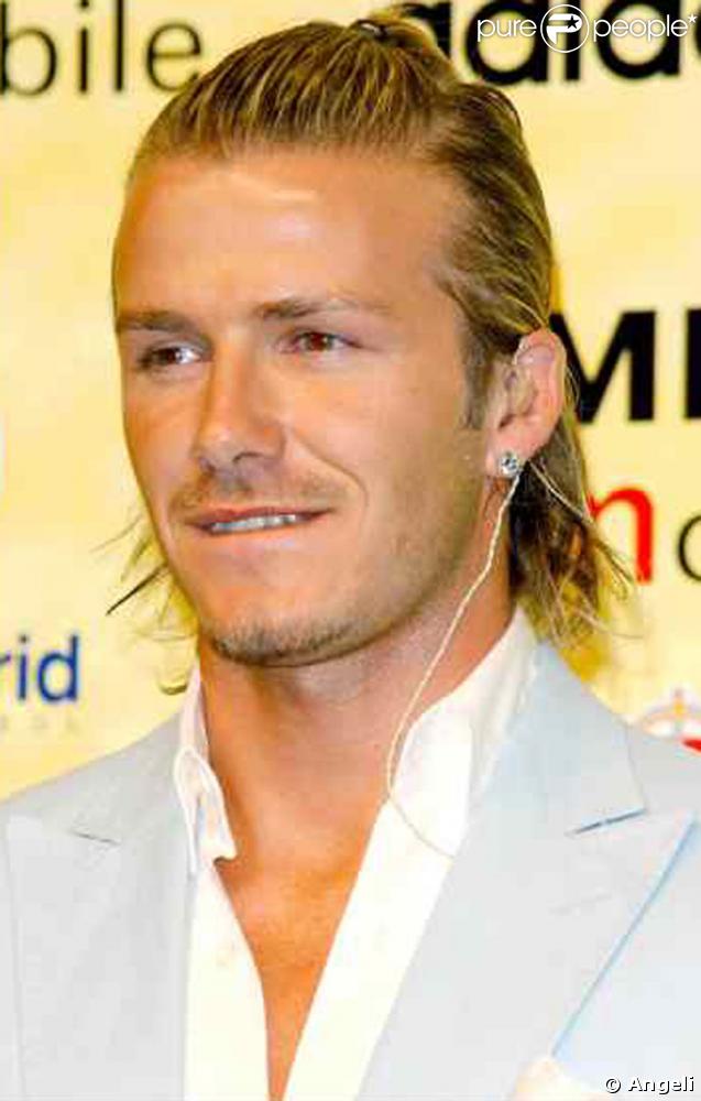 David à son arrivée au Real de Madrid en juillet 2003 : look de surfeur australien et cheveux blonds et longs attachés. Oui, mais ce n'est pas l'Australie, c'est juste l'Espagne... 