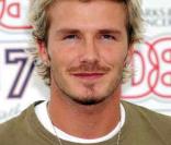 David lance une ligne de vetements pour enfants pour Marks & spencer... Blond (savamment) décoloré et cheveux en bataille : et cette coupe, c'est un exemple pour les enfants ? (Manchester-septembre 2002) 