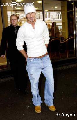David à la naissance de son fils Romeo, à Londres.  Heureux comme un nouveau papa ! C'est probablement parce qu'il n'était pas coiffé qu'il a opté pour le bonnet : mais à lui, ça lui va bien ! (septembre 2002)
