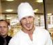 David à la naissance de son fils Romeo, à Londres.  Heureux comme un nouveau papa ! C'est probablement parce qu'il n'était pas coiffé qu'il a opté pour le bonnet : mais à lui, ça lui va bien ! (septembre 2002) 