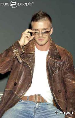 David est ultra sexy pour la promotion de la marque de lunettes Police. Cheveux courts, veste en cuir et lunettes... Hot !(février 2002)
